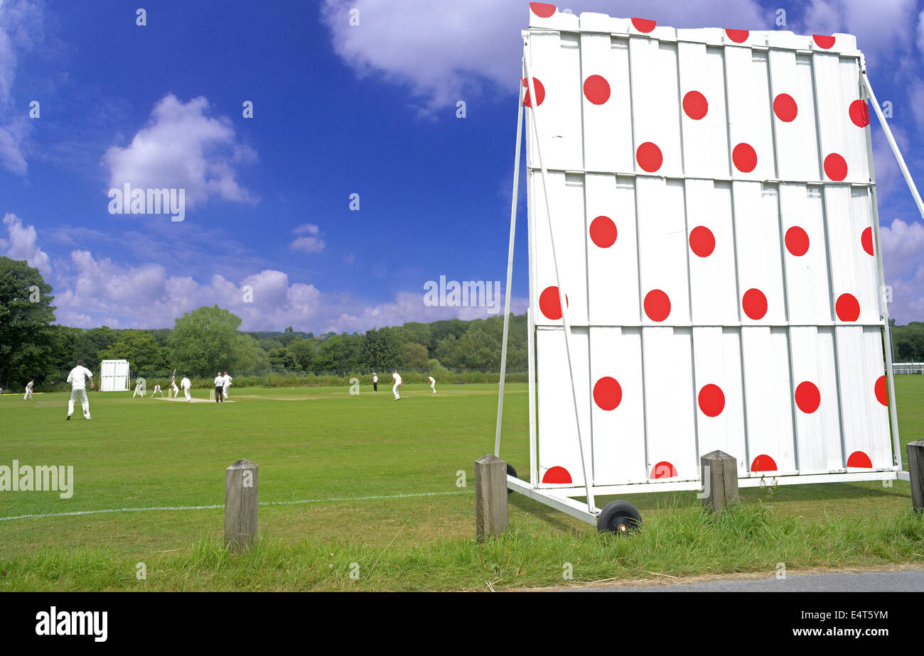 roten Poker Dot Sidescreen in Ilkley Cricket Club, durch die Strecke der Tour de France in Yorkshire, Vereinigtes Königreich Stockfoto