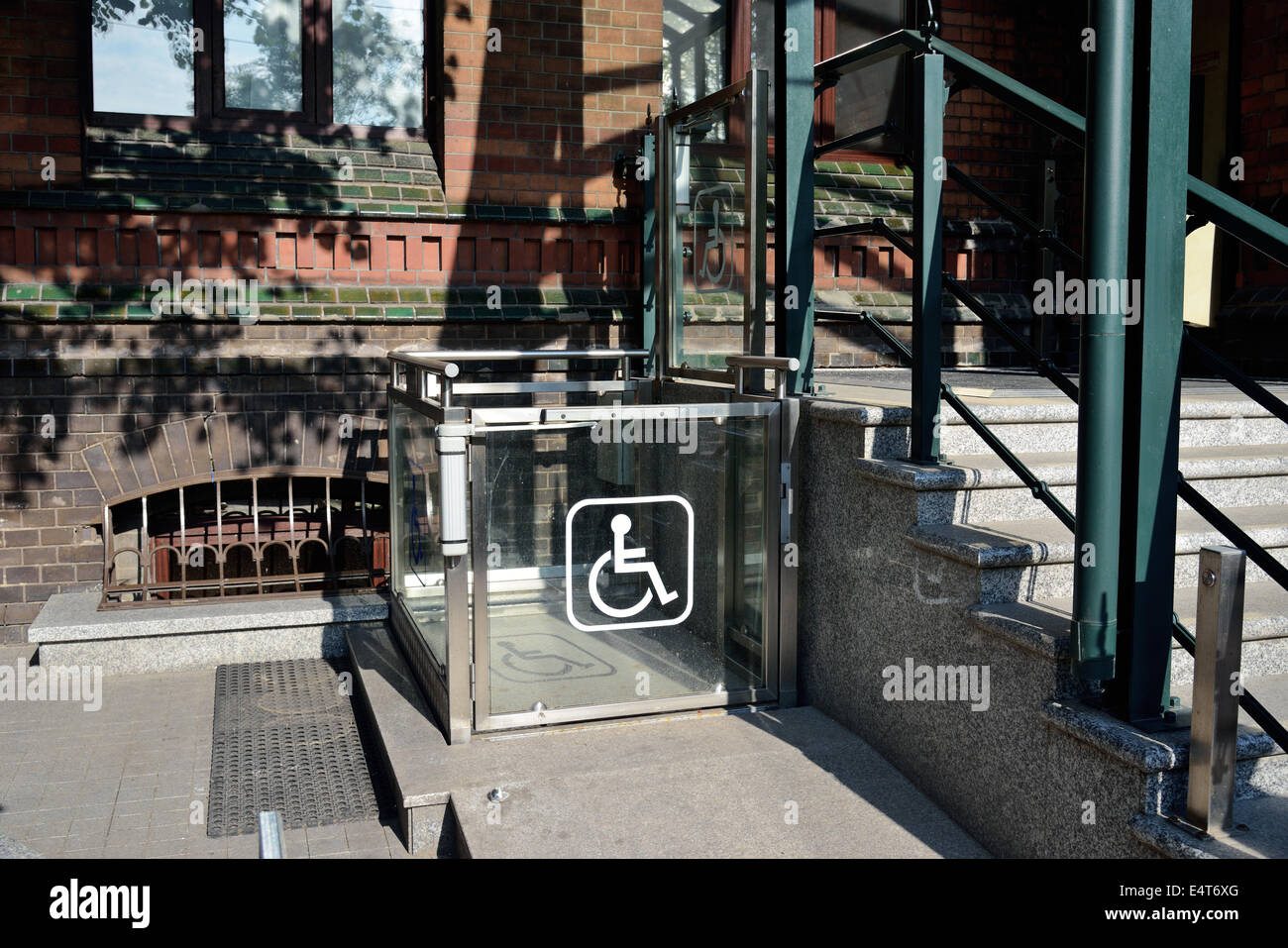Rollstuhllift im Gebäude Stockfoto