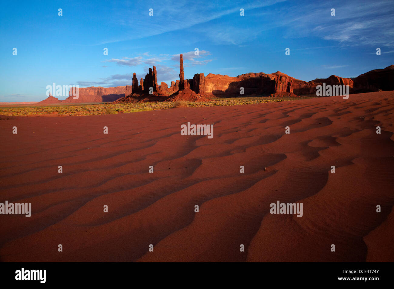 YEI Bi Chei und Totempfahl Felsen Spalten und Sanddüne, Monument Valley Navajo Nation, Arizona, nahe der Grenze zu Utah, USA Stockfoto