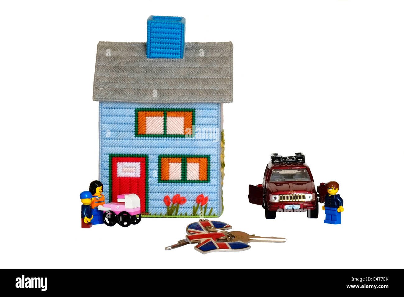 Musterhaus mit Auto und Familie mit Tasten auf einem Union Jack Pfund Sterling geprägt Schlüsselanhänger Stockfoto
