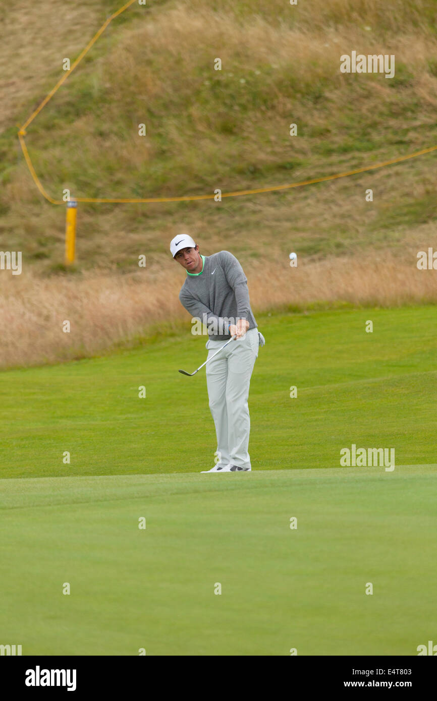 Hoylake, Großbritannien. 16. Juli 2014. Die Offenen Golfmeisterschaften. Rory Mcilroy chipping auf der 13 Par 3-Loch Golfplatz des Royal Liverpool, Merseyside, UK Stockfoto