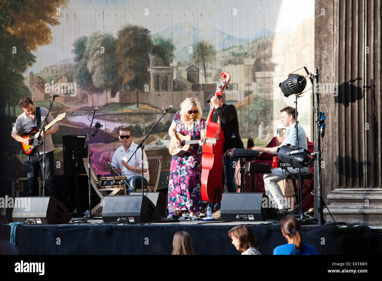 Salisbury, UK. 16. Juli 2014. Sally Barker auf der Garten-Bühne beim Larmer Baum Festival Mittwoch, 16. Juli 2014 Credit: John Rose Fotografie/Alamy Live-Nachrichten Stockfoto
