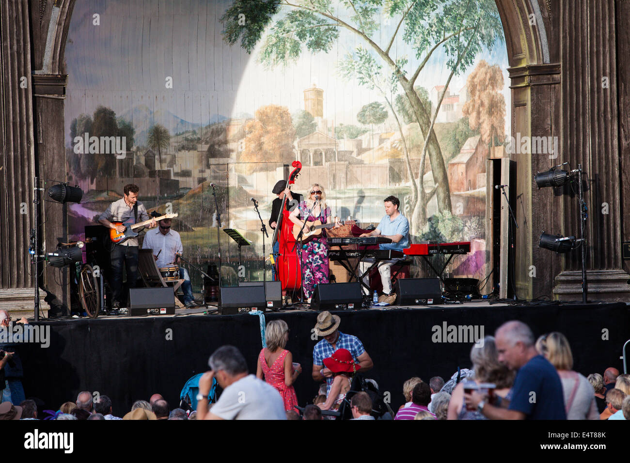 Salisbury, UK. 16. Juli 2014. Sally Barker auf der Garten-Bühne beim Larmer Baum Festival Mittwoch, 16. Juli 2014 Credit: John Rose Fotografie/Alamy Live-Nachrichten Stockfoto