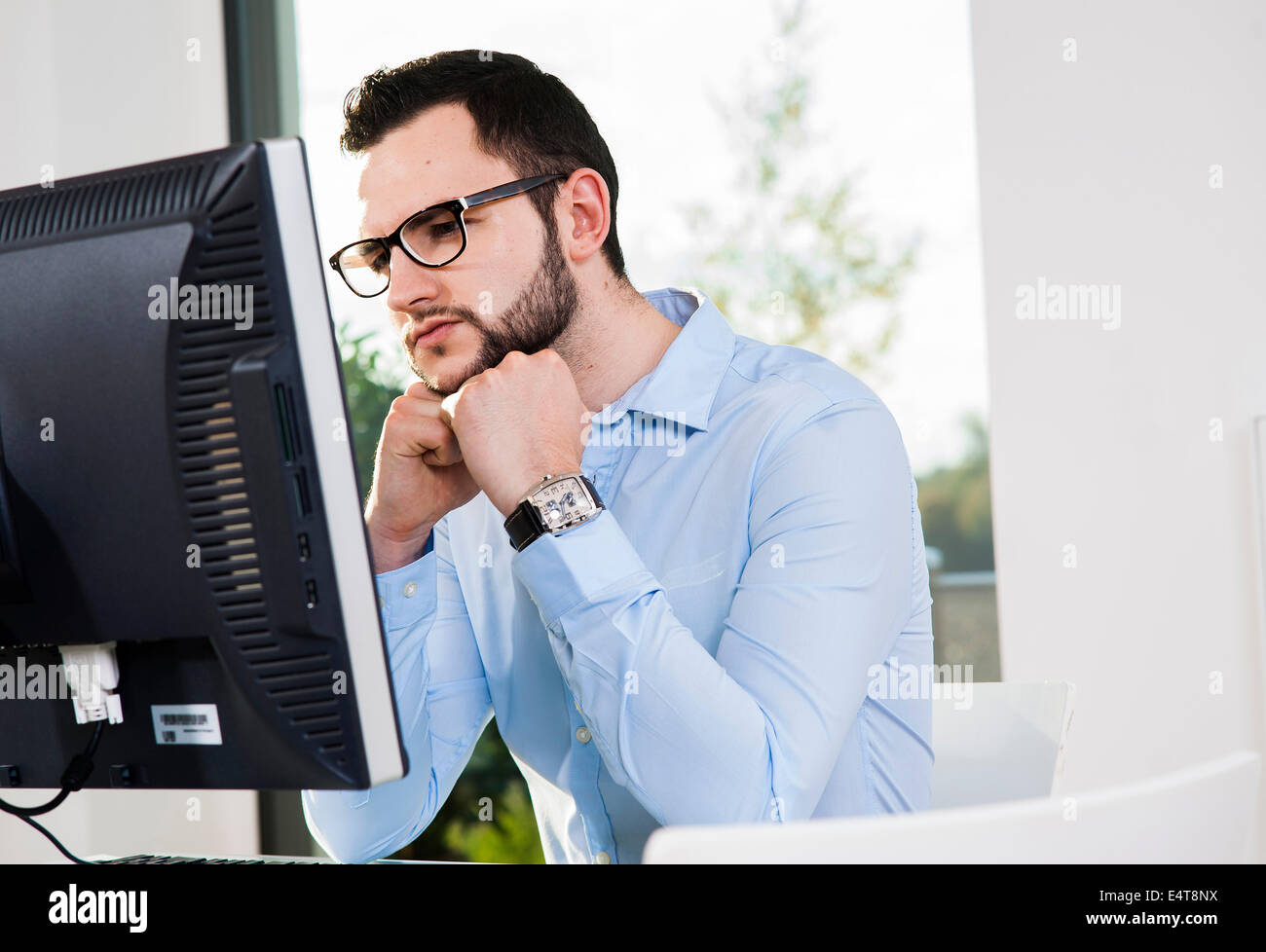 Nahaufnahme der junge Geschäftsmann Blick auf Computer-Monitor im Büro, Deutschland Stockfoto