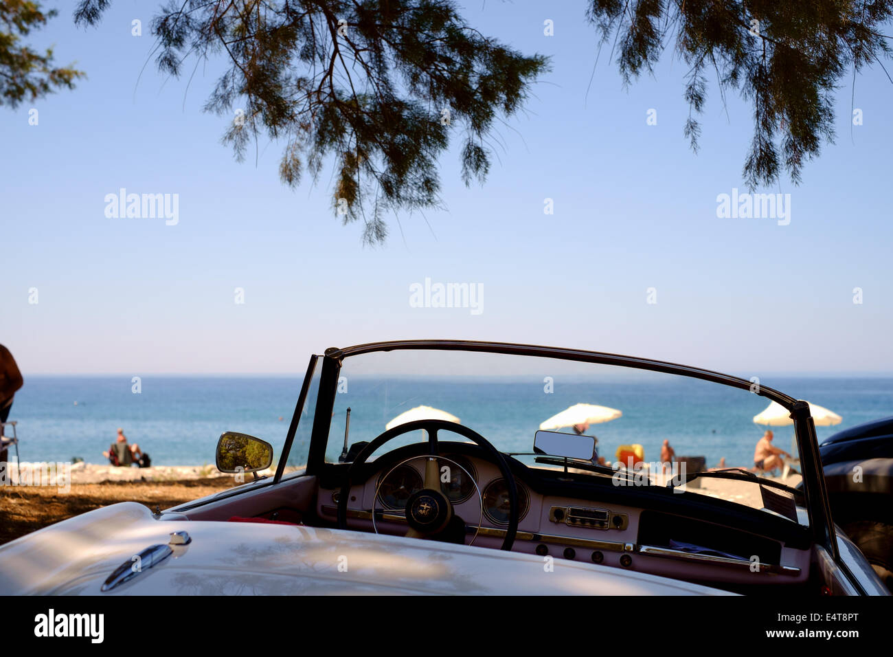 Cabrio offenen oberer weißen Alfa Romeo Sportwagen-Klassiker - parkten auf einem Strand - Halbinsel Mani, Peloponnes, Griechenland Stockfoto