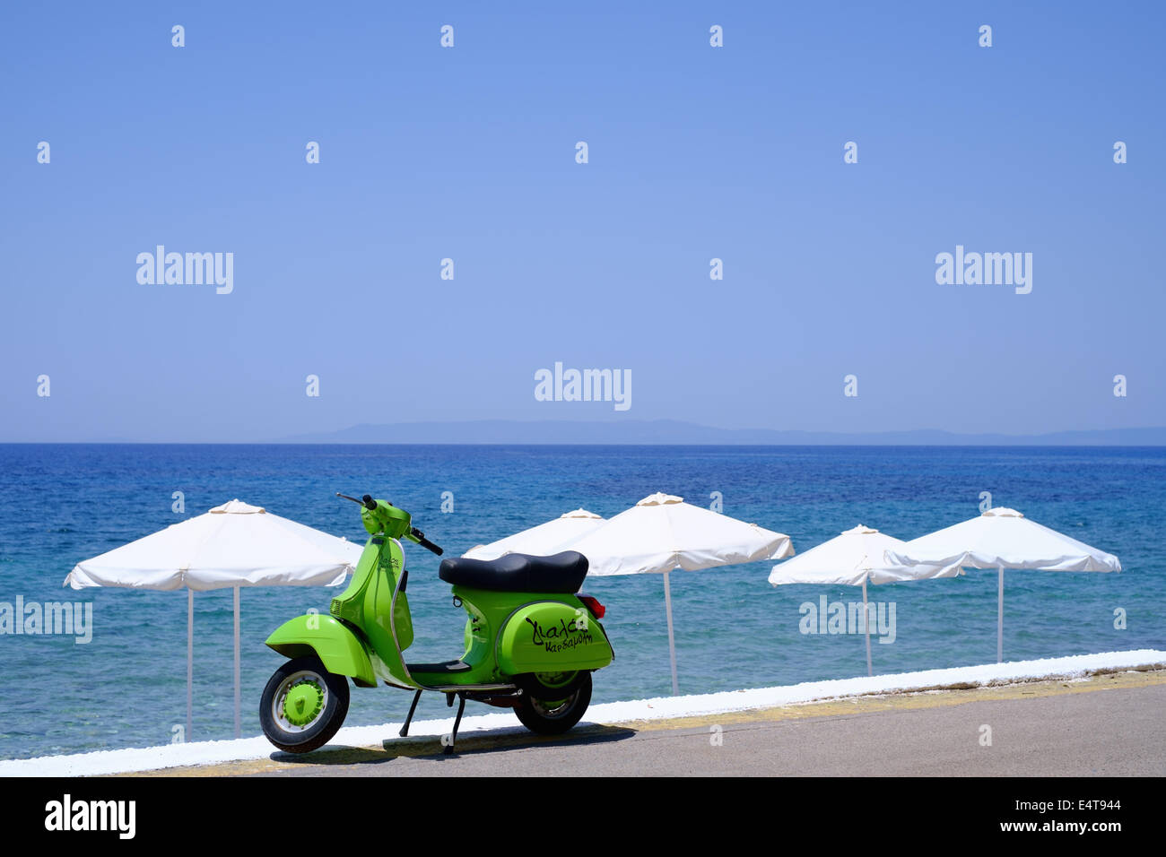 MANI Halbinsel, MESSINIA, Peloponnes, Griechenland, 5. Juli 2014. Vespa Piaggio Motorroller geparkt am Strand Stockfoto