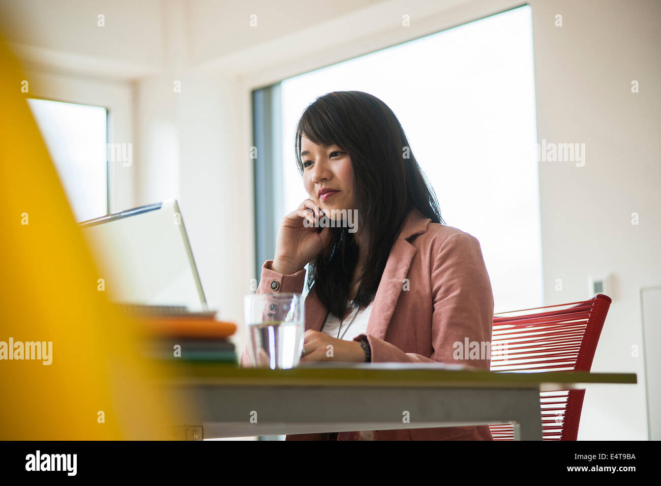 Junge Geschäftsfrau arbeiten im Büro, Mannheim, Baden-Württemberg, Deutschland Stockfoto