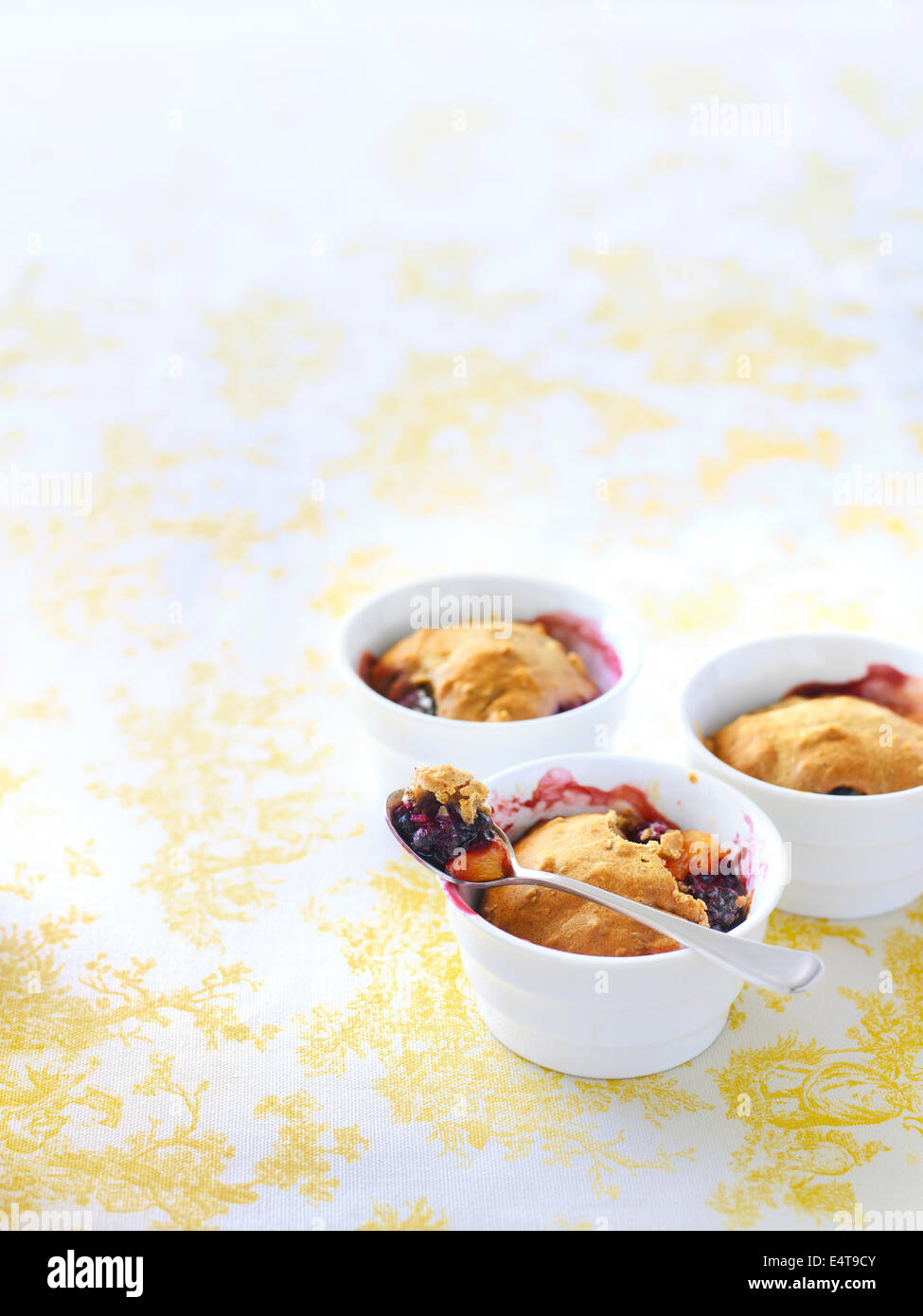 Einzelne Portionen von Pfirsich und Blackberry Schuster, Studioaufnahme Stockfoto