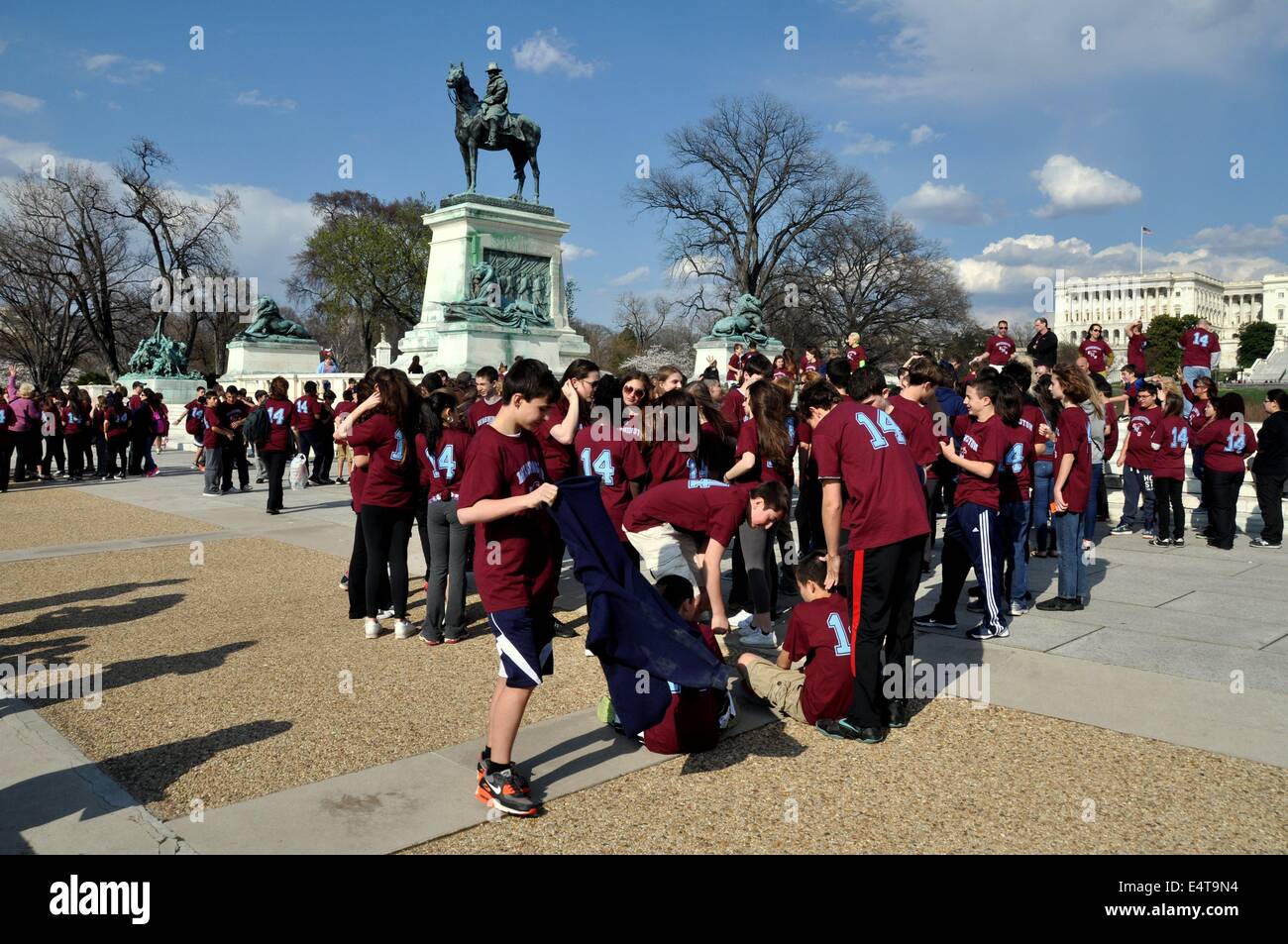 Washington, DC: Studentische Gruppen an der Ulysses S. Grant Memorial gegenüber dem Capitol Reflecting Pool auf der Mall Stockfoto