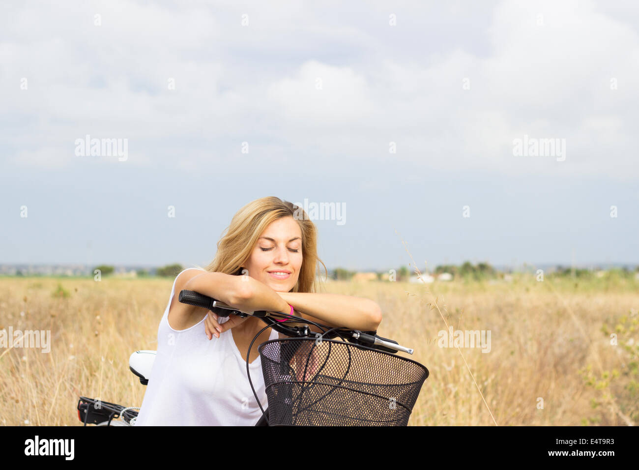 Frau entspannende Landschaft Fahrrad "Copy Space" Sommerwiese Stockfoto