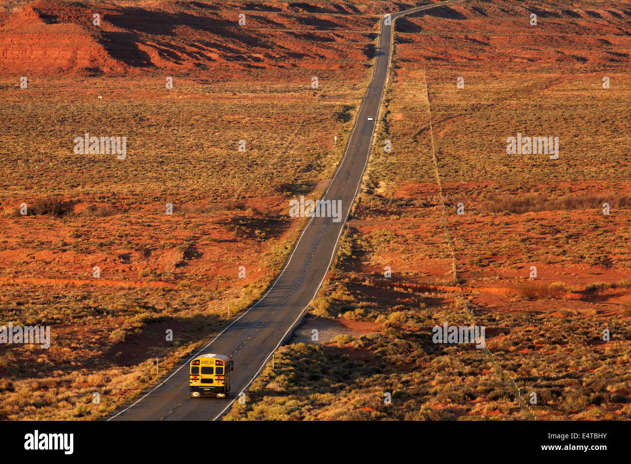 Schulbus auf US Route 163 Richtung Monument Valley Navajo Nation, Utah, in der Nähe der Grenze zu Arizona, USA Stockfoto