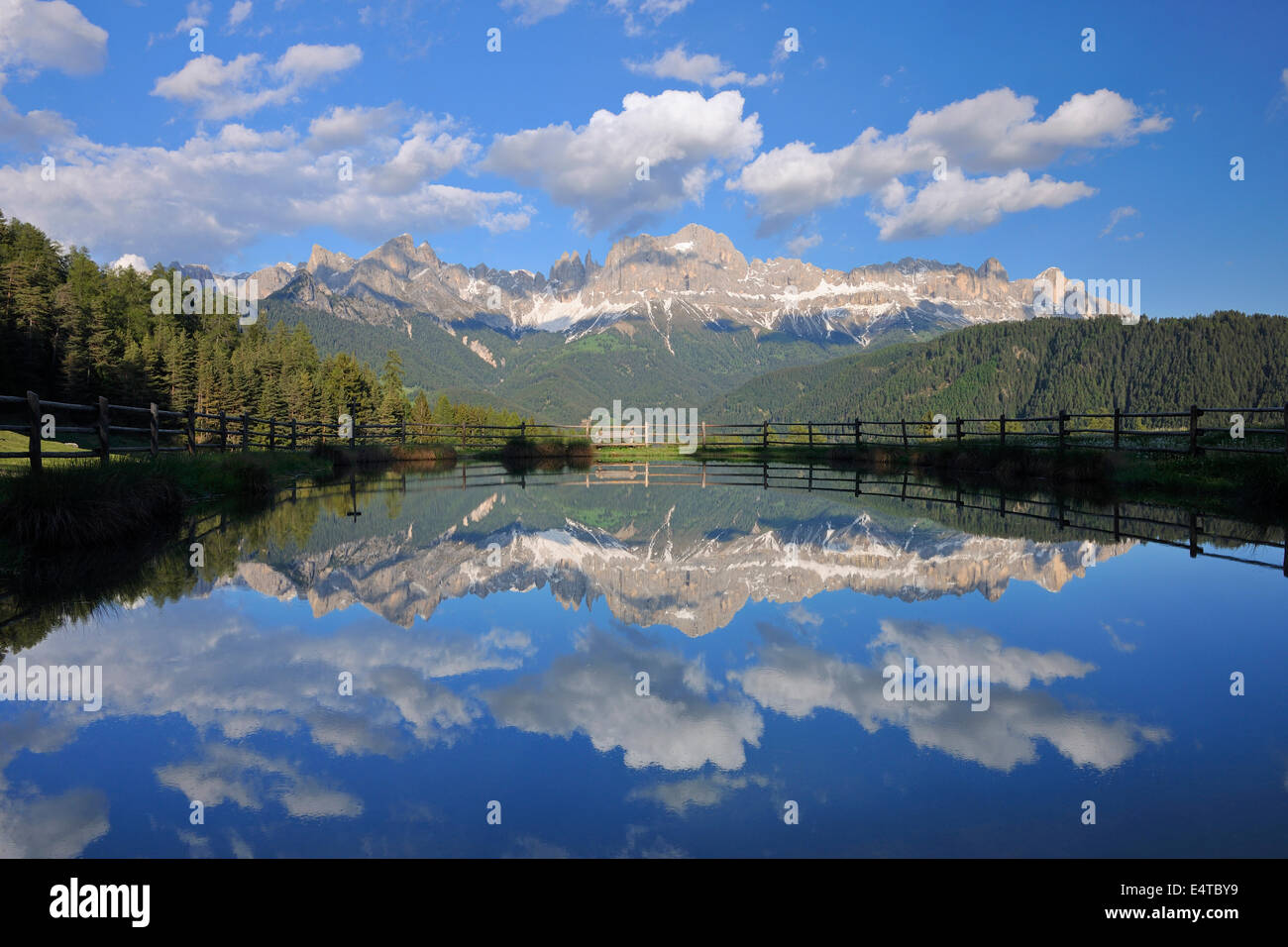 Rosengarten (Rosengarten-Gruppe) Bergen reflektiert in Lake, Kesselkogel, Laurinswand und Rosengartenspitze, Dolomiten, Italien Stockfoto