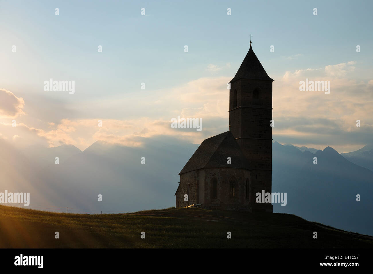 Hinterleuchtete St. Kathrein Kirche in der Nähe von Hafling, Südtirol, Trentino-Alto Adige, Italien Stockfoto