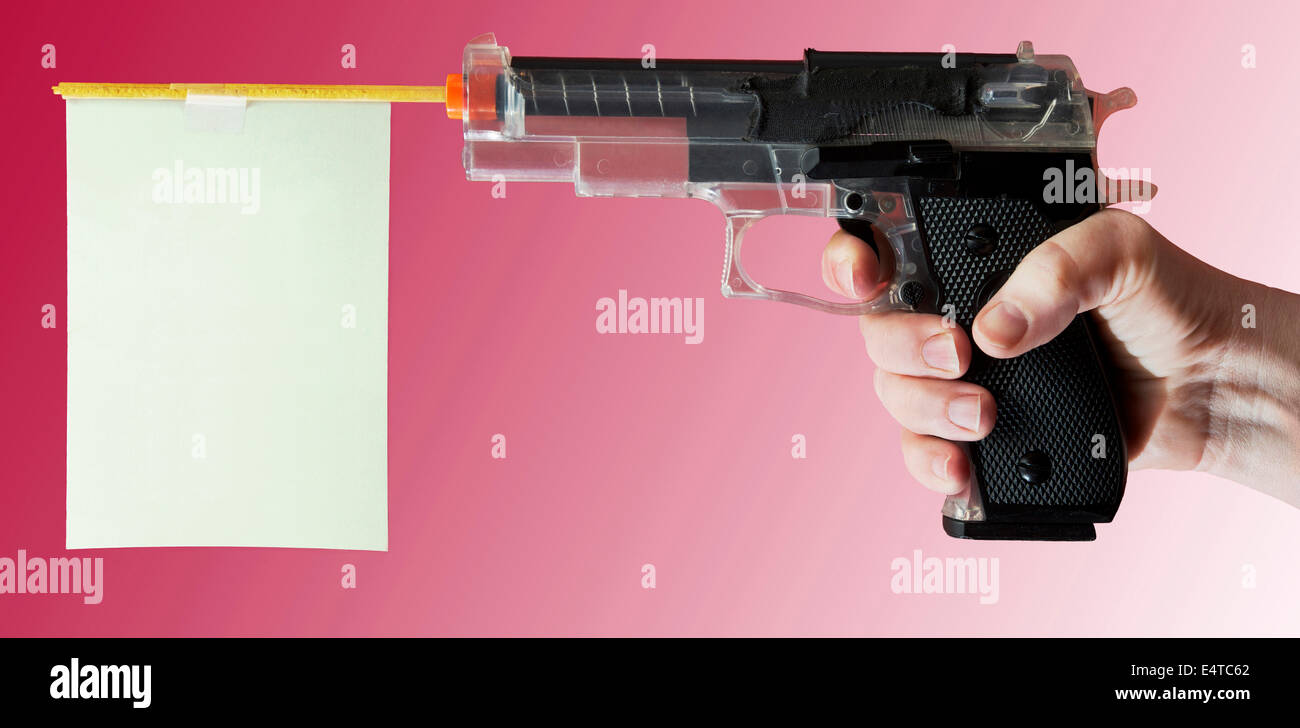Nahaufnahme von Frauenhand mit Spielzeugpistole auf rosa Hintergrund, Studio gedreht Stockfoto