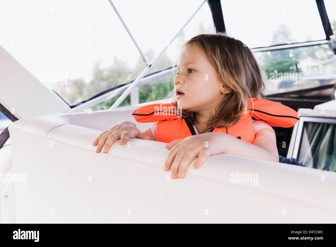 Nahaufnahme des 3-jähriges Mädchen in orange Rettungsweste auf einem Motorboot, Schweden Stockfoto