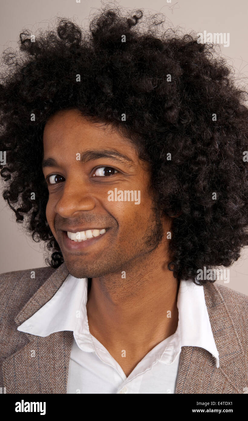 Porträt des jungen Mannes, Studioaufnahme Stockfoto