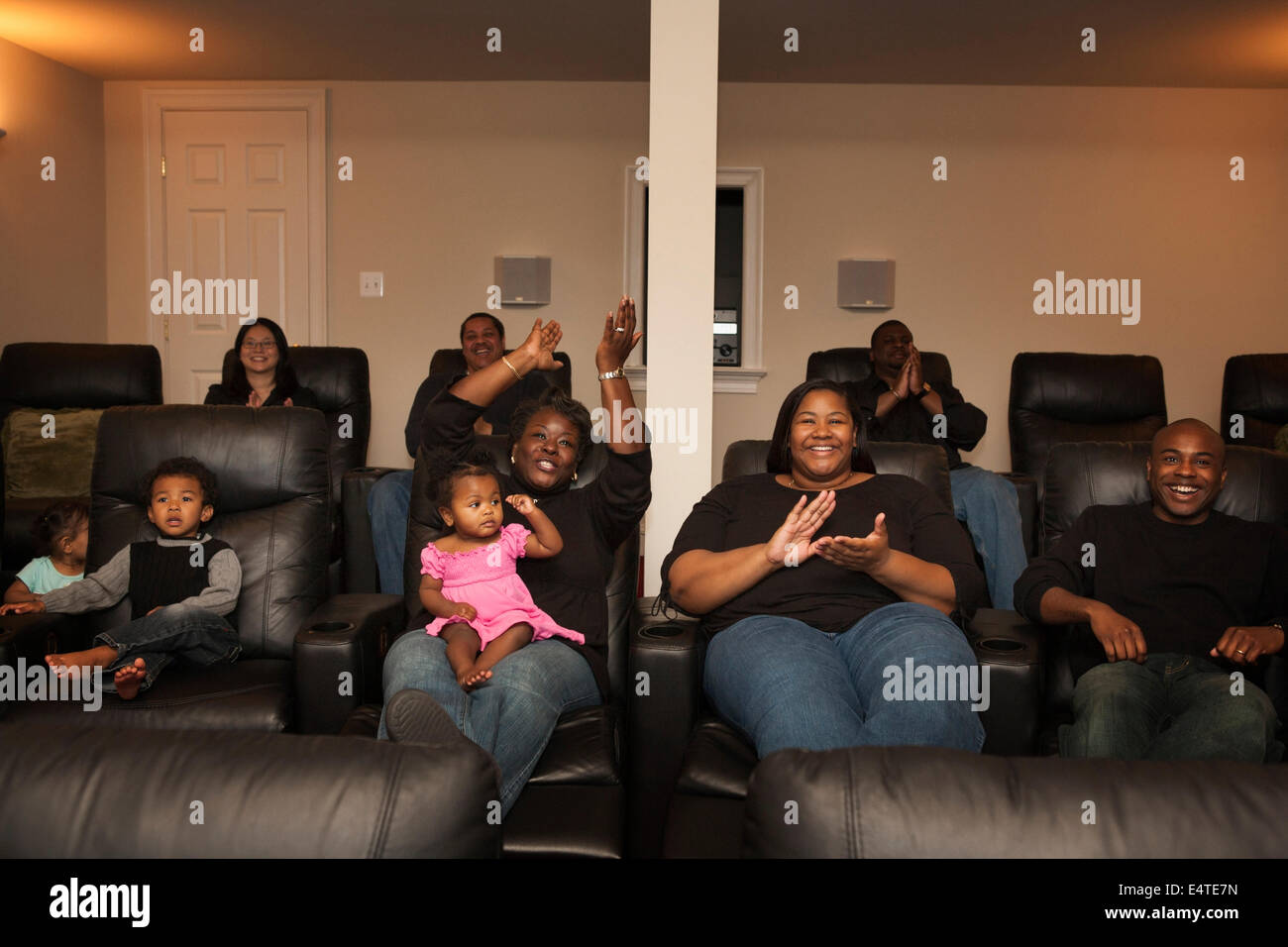 Erweiterte Familie beobachtete Film im Heimkino Stockfoto