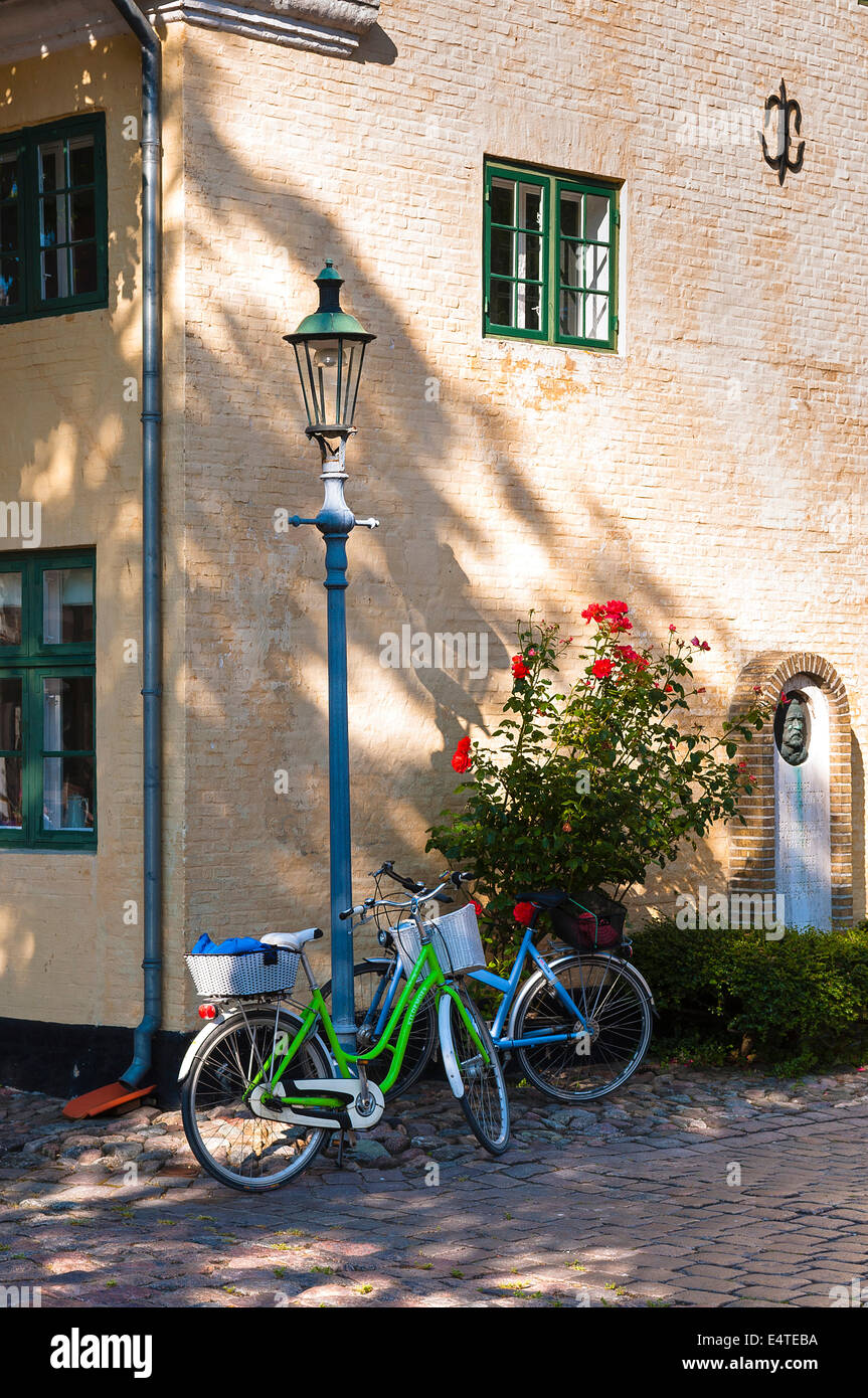 Fahrräder parken gegen Laternenmast, Aeroskobing, Aero Island, Dänemark Stockfoto