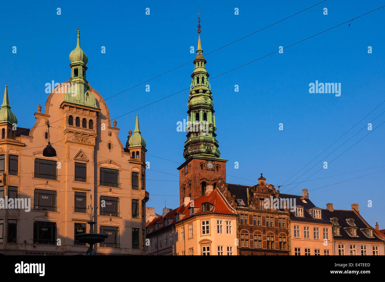 Gebäude und blauer Himmel, Amagertorv, Strøget, Kopenhagen, Dänemark Stockfoto