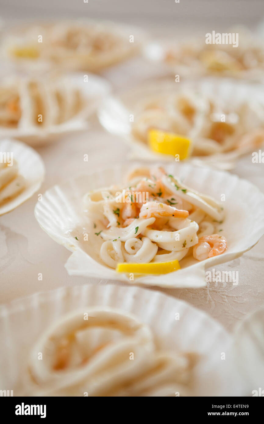 Nahaufnahme von Calamari Vorspeisen in Muschelform Gerichte Stockfoto