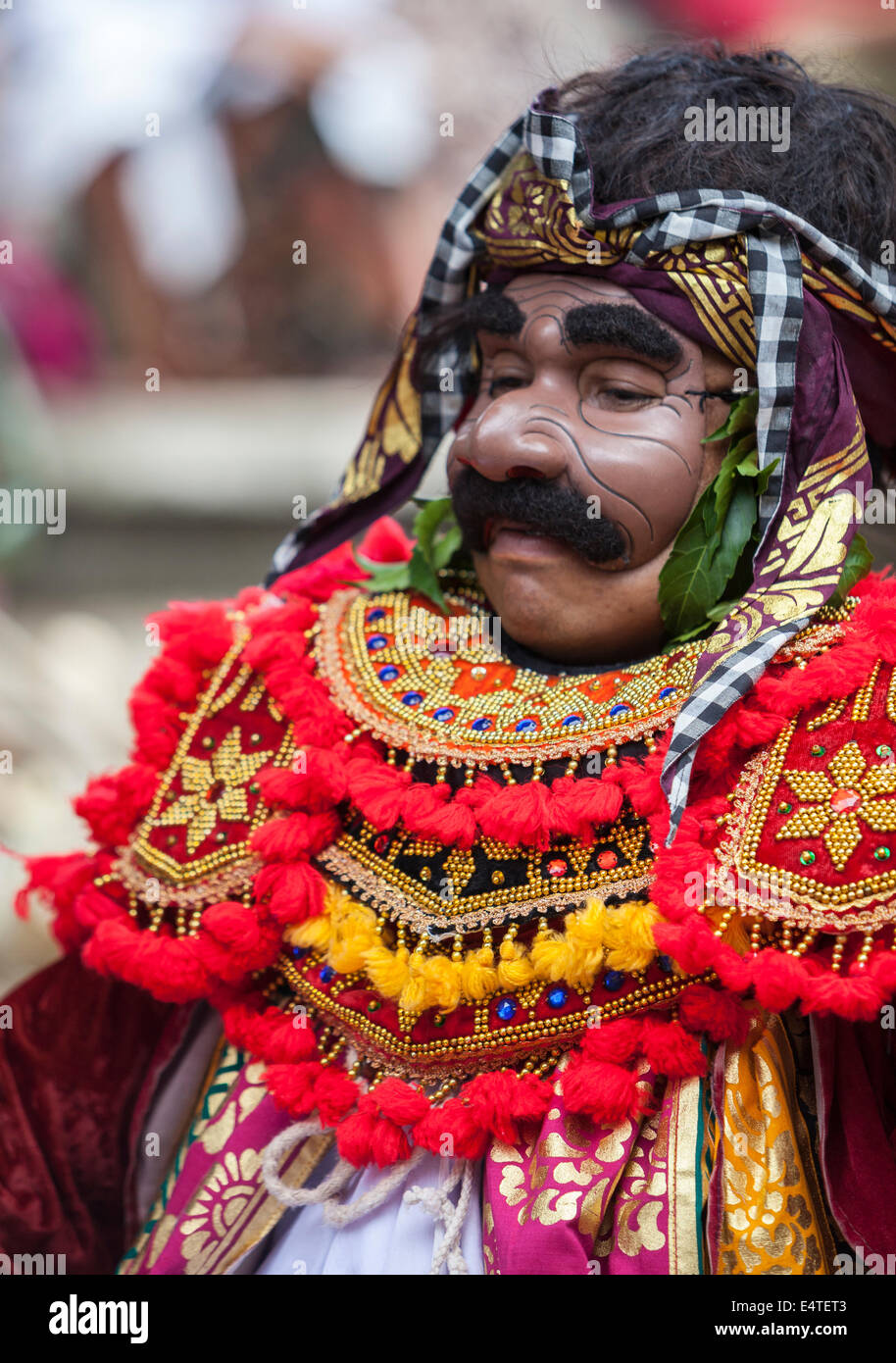 Bali, Indonesien.  Dorf-Mann, Re-enacting Geschichten aus der balinesische Hindu Mythologie. Stockfoto