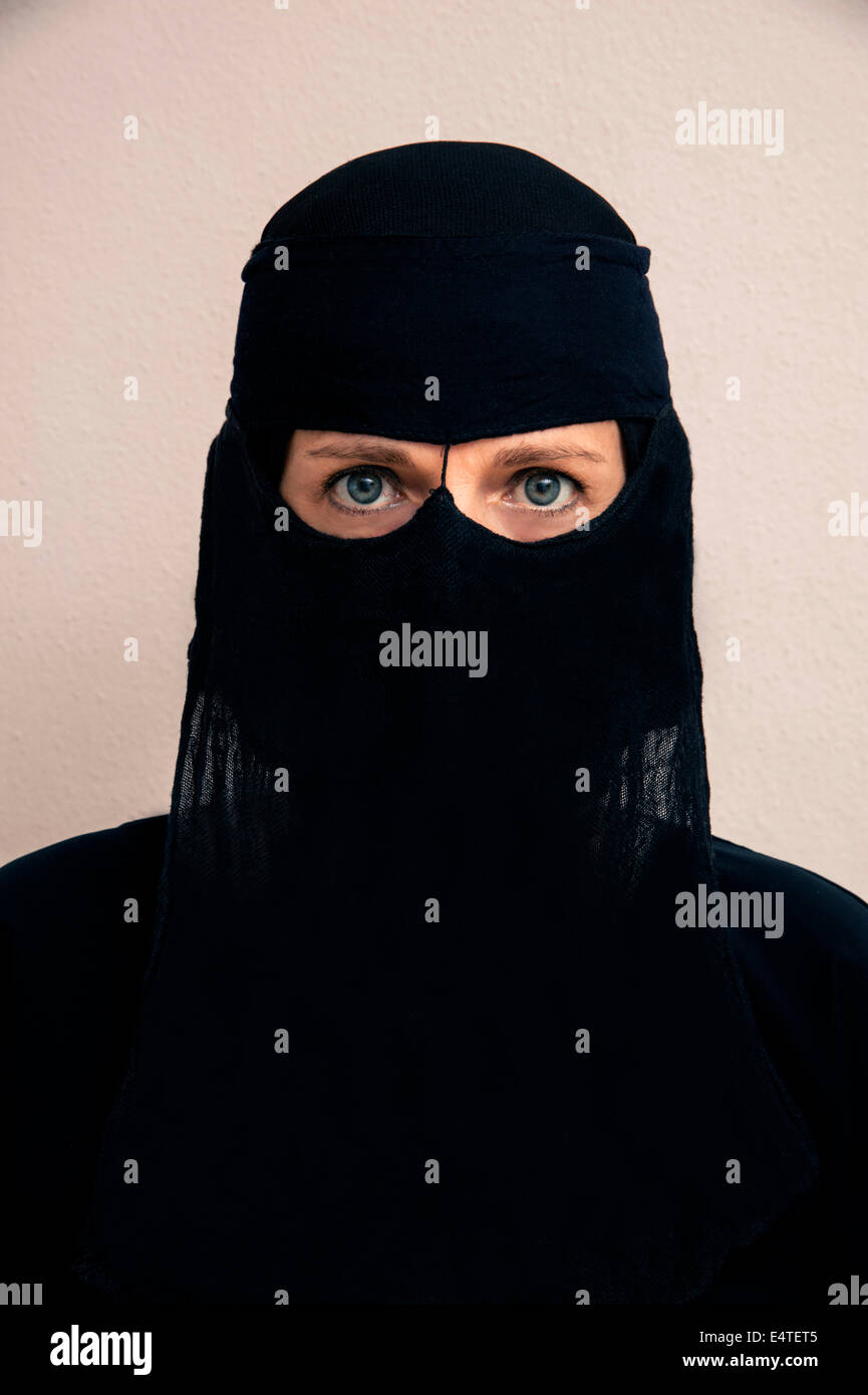 Close-up Portrait Frau mit schwarzer Muslim Hijab und muslimischen Kleid, Blick in die Kamera, Studio gedreht auf weißem Hintergrund Stockfoto