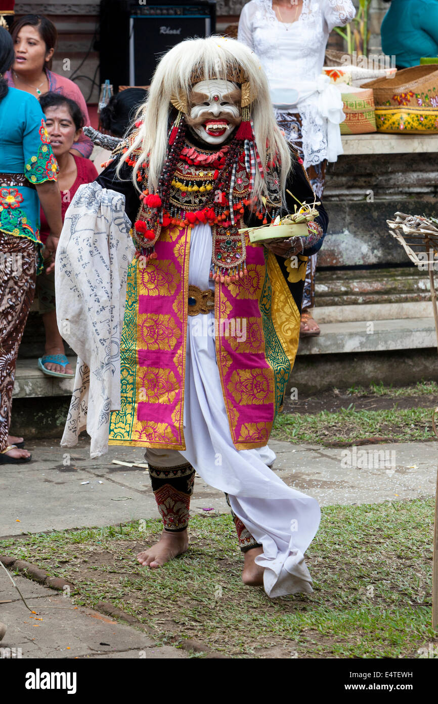 Bali, Indonesien.  Dorf-Mann, Re-enacting Geschichten aus der balinesische Hindu Mythologie. Stockfoto
