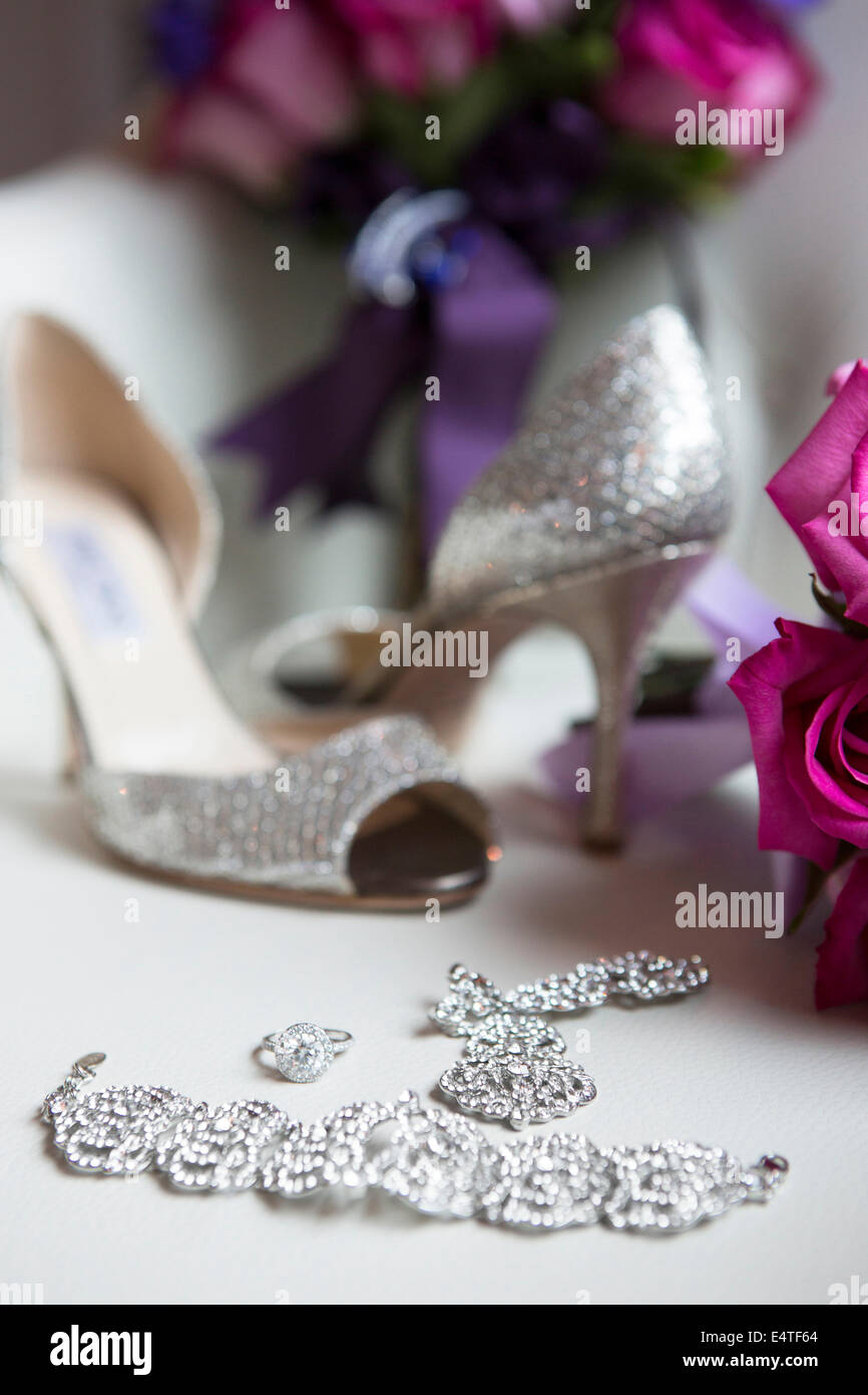 Verlobungsring, Armband, Halskette und Schuhe für die Hochzeit Stockfoto