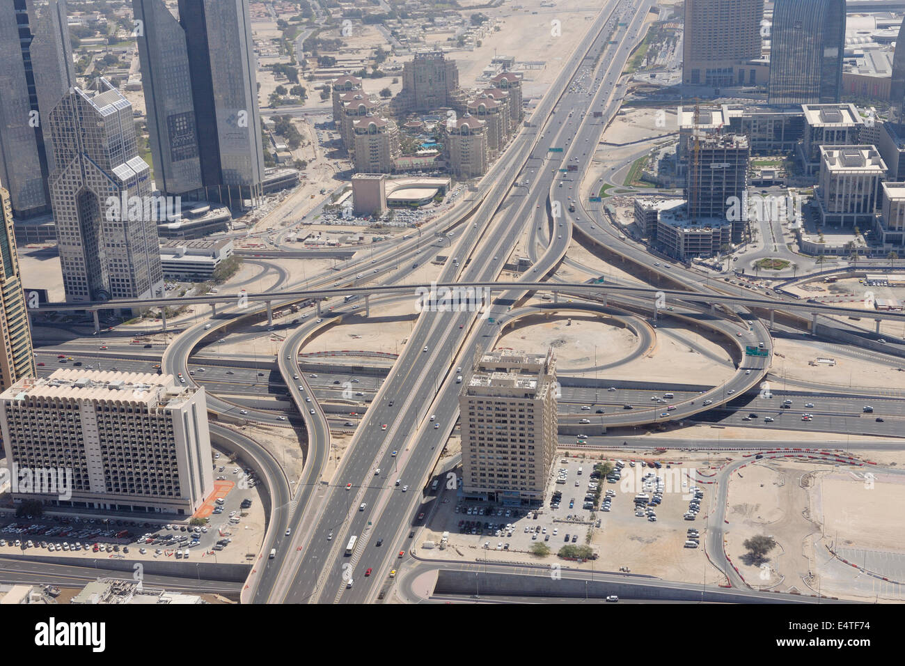 Luftaufnahme der Verkehrsknotenpunkt der Sheikh Zayed Road, Dubai, Vereinigte Arabische Emirate Stockfoto