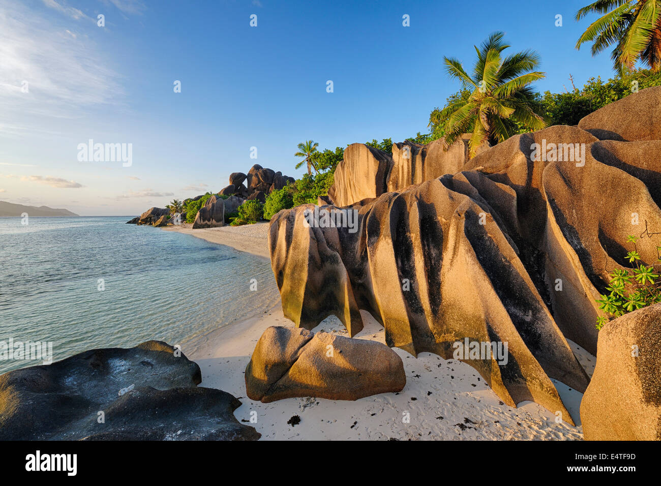 Rock-Formationen und Palmen am Sonnenuntergang, Anse Source Argent, La Digue, Seychellen Stockfoto