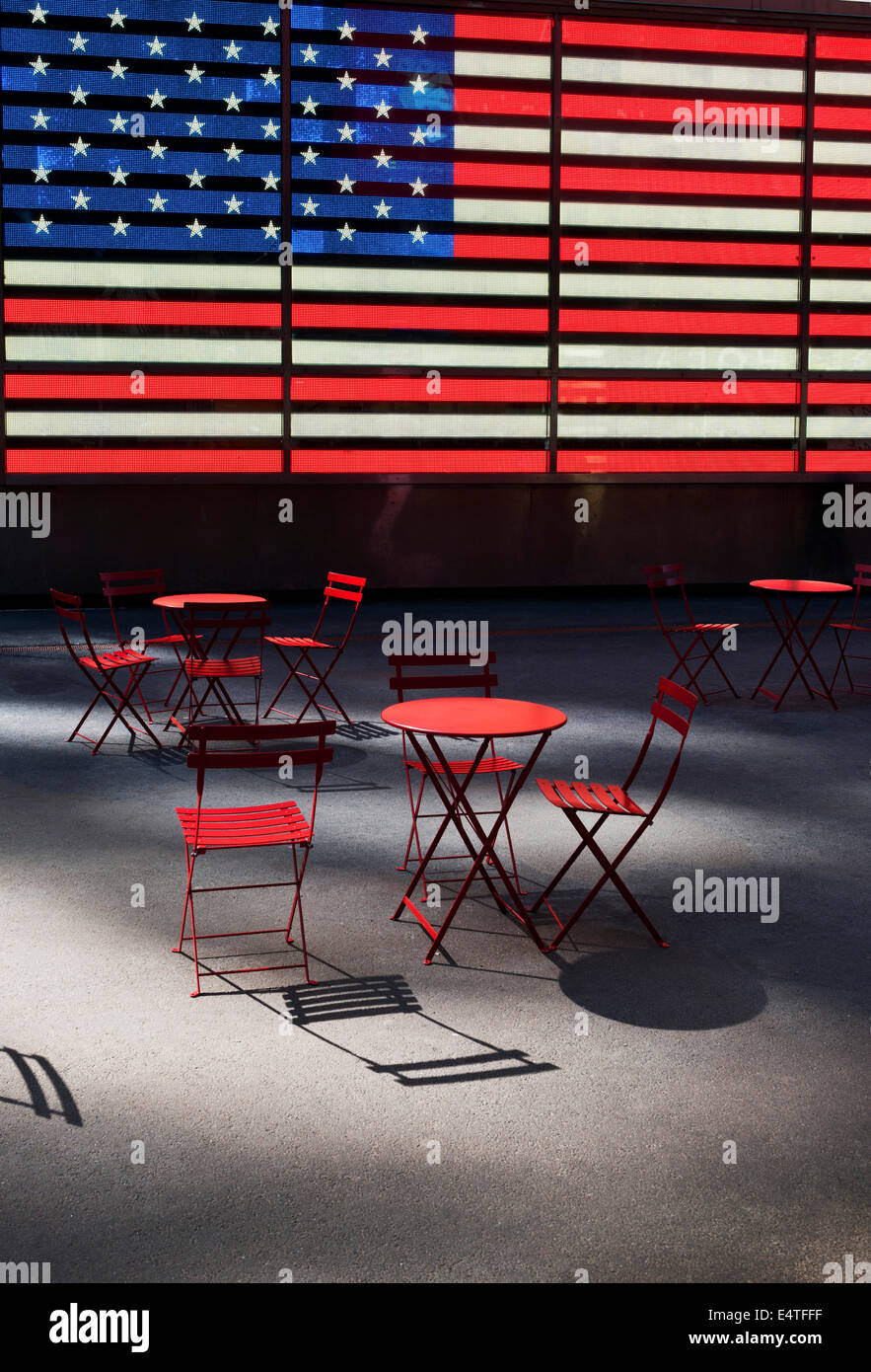 Elektronische amerikanische Flagge mit leeren Tische und Stühle, Times Square, New York City, New York, USA Stockfoto