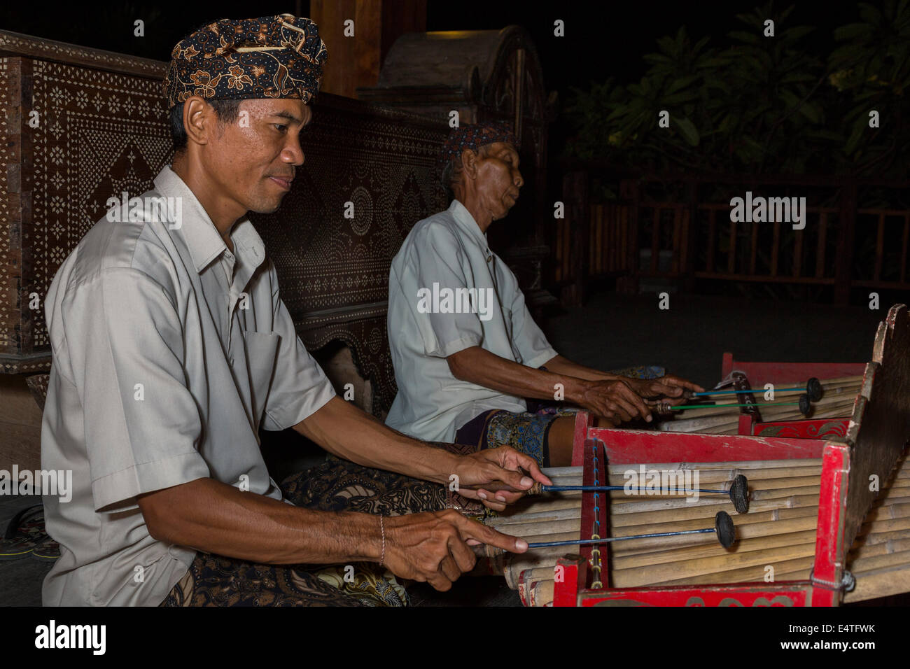 Jimbaran, Bali, Indonesien.  Zwei Männer spielen balinesischen Bambus Xylophone. Stockfoto