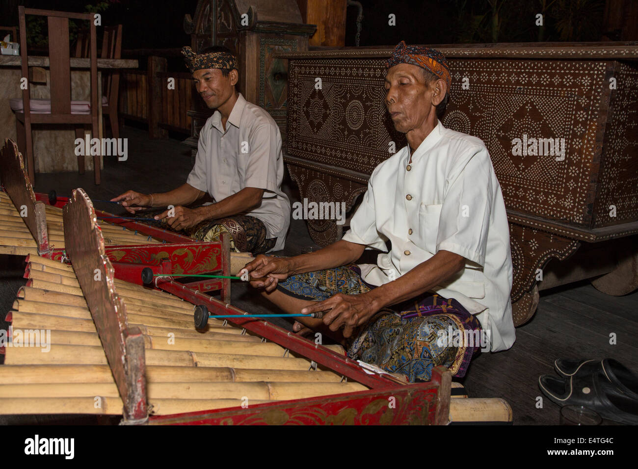 Jimbaran, Bali, Indonesien.  Zwei Männer spielen balinesischen Bambus Xylophone. Stockfoto