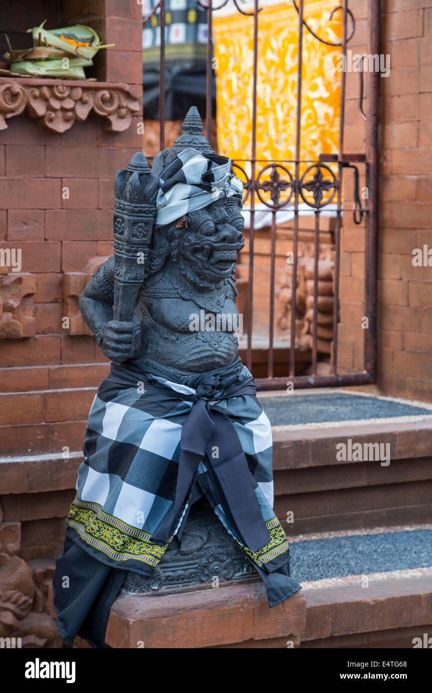 Jimbaran, Bali, Indonesien. Hindu Temple Guardian tragen Saput Poleng, schwarze und weiße Tuch als Symbol für duale Natur des Universums. Stockfoto
