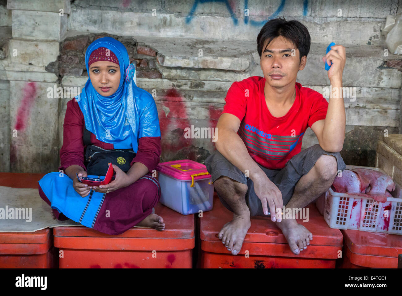 Bali, Indonesien.  Mann und Frau auf dem Fischmarkt von Jimbaran. Stockfoto