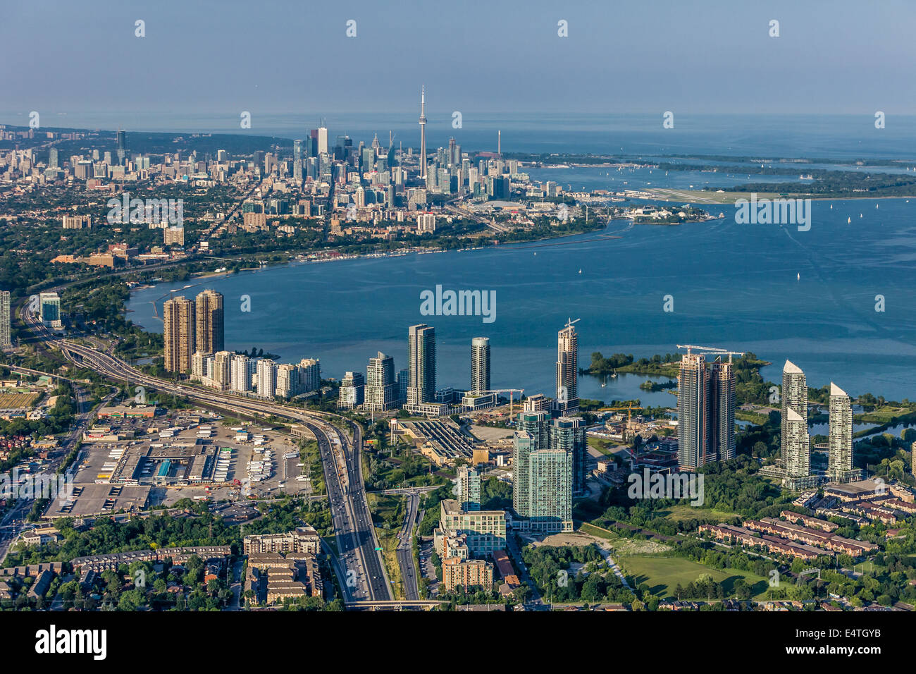 Luftaufnahme von Humber Bay Area zur Innenstadt von Toronto. Stockfoto