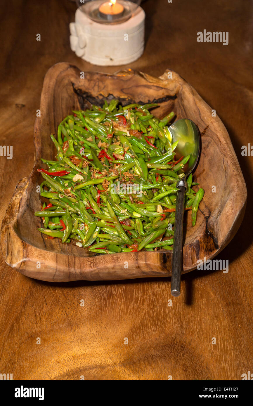 Bali, Indonesien.  Grüne Bohnen und Chilis als ein Abendessen Gemüsegericht. Stockfoto