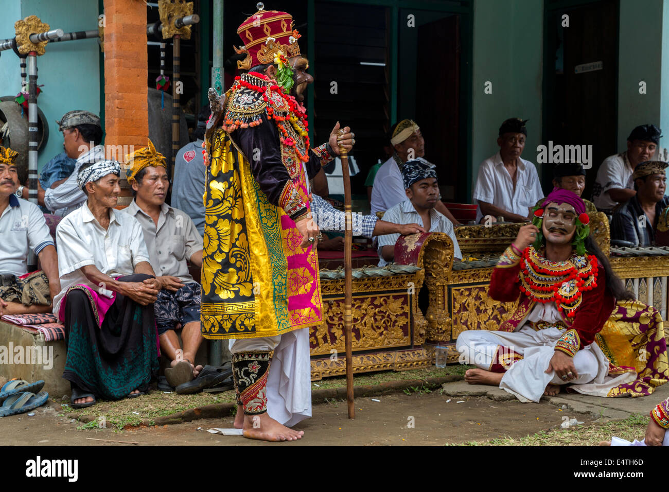 Bali, Indonesien.  Dorf Männer nachzustellen, Geschichten aus der balinesische Hindu Mythologie. Stockfoto