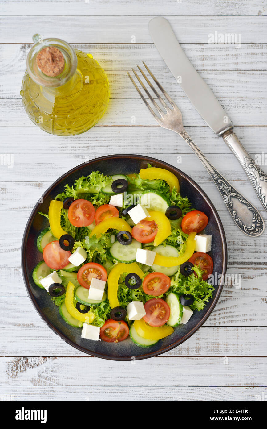 Salat aus frischem Gemüse mit Käse Feta auf Platte closeup ...