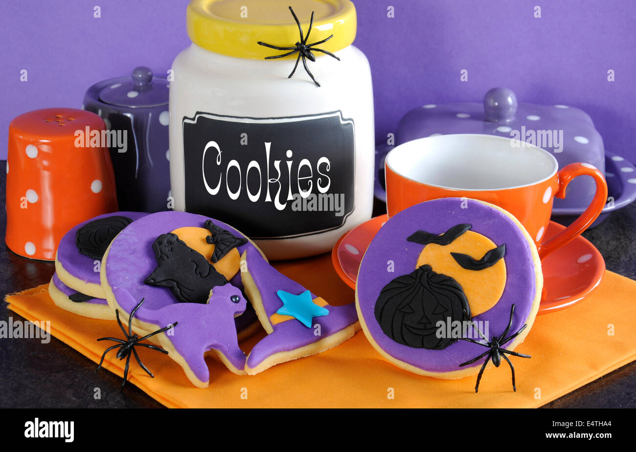 Happy Halloween-party Süßes oder Saures lila und orange Cookies mit Spinnen und Cookie jar. Stockfoto