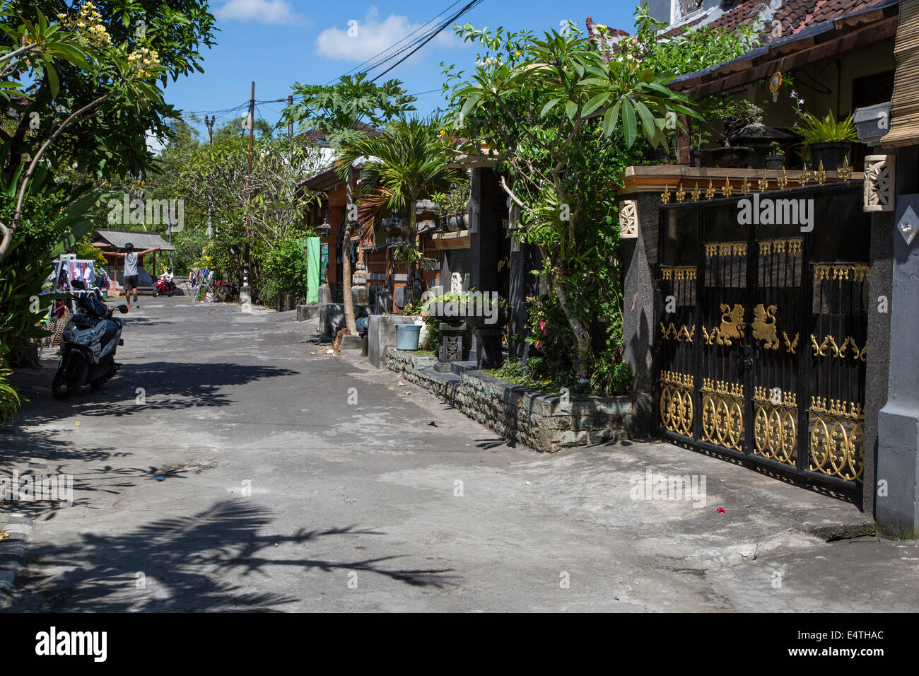 Jimbaran, Bali, Indonesien.  Eingänge zu Häusern auf lokale Nachbarschaft Straße. Stockfoto