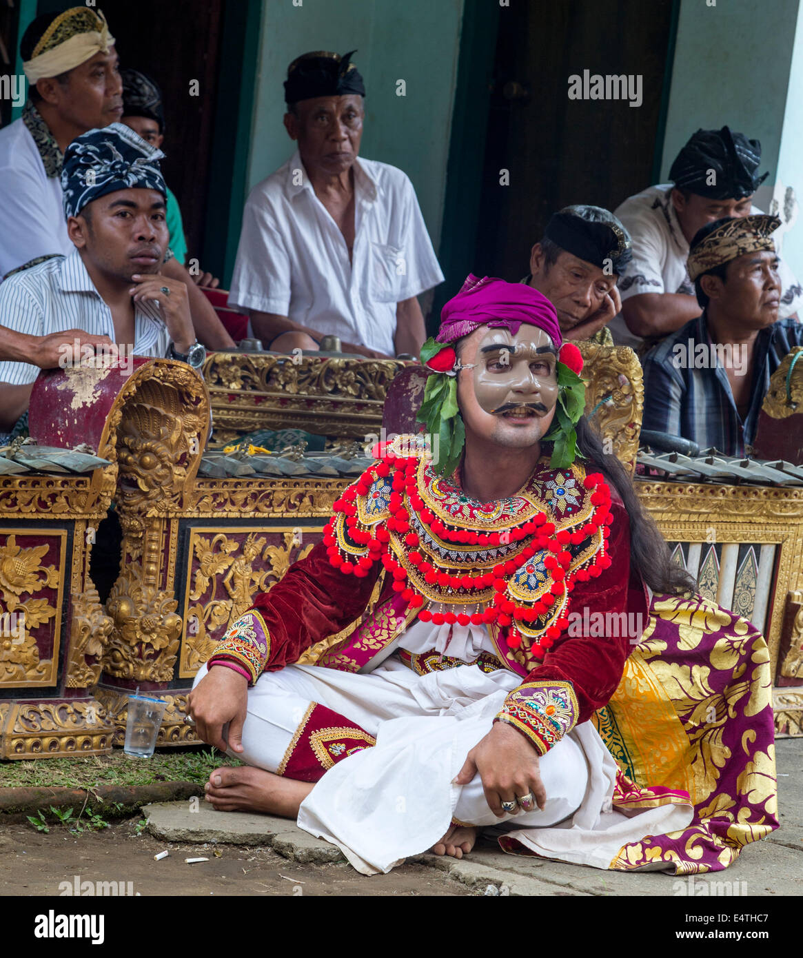 Bali, Indonesien.  Dorf Männer nachzustellen, Geschichten aus der balinesische Hindu Mythologie. Stockfoto