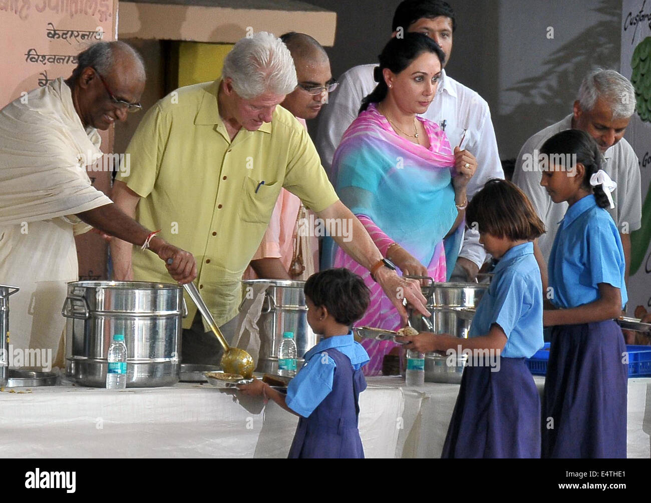 Jaipur, Indien. 16. Juli 2014. Ehemaliger US-Präsident Bill Clinton (2. L) serviert Essen für Studenten in Jaipur, Indien, 16. Juli 2014. Ehemaliger US-Präsident Bill Clinton kam Dienstag in Jaipur, der Hauptstadt des indischen Bundesstaat Rajasthan, um einen Einblick in eine NGO-Run Mittagessen Plan für Schülerinnen und Schüler haben. Bildnachweis: Stringer/Xinhua/Alamy Live-Nachrichten Stockfoto