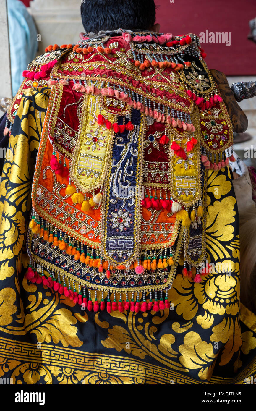 Bali, Indonesien.  Dekoration auf ein Kostüm in Re-enacting eine traditionelle balinesische Hindu Geschichte getragen. Stockfoto