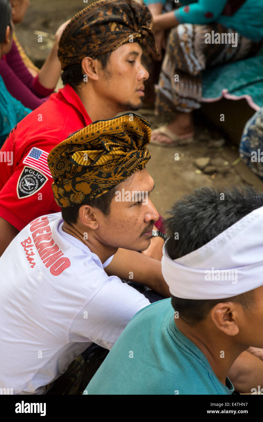 Bali, Indonesien.  Balinesische Männer tragen die Udeng, Kopf die traditionelle balinesische Tuch. Stockfoto