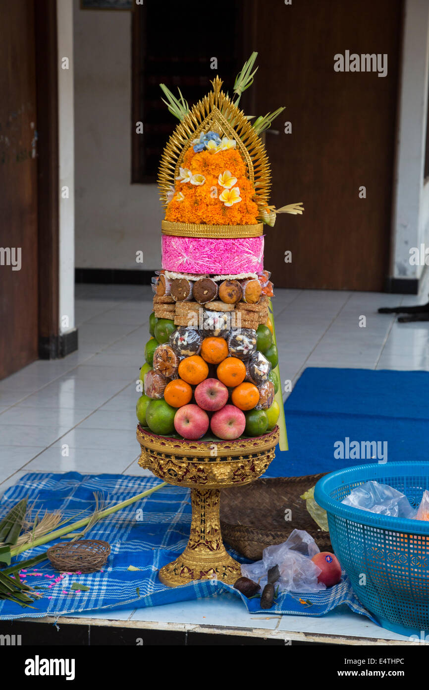 Bali, Indonesien.  Einer Familie Tempel bietet warten, um in den Tempel getragen werden. Stockfoto