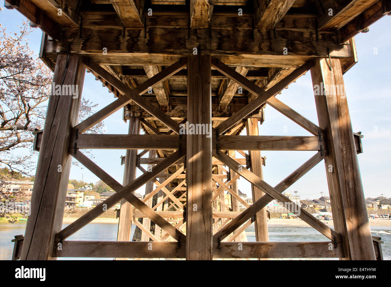 Die historische Holzbogenbrücke Kintai über den Nishiki River bei Iwakuni in Japan. Unterseite der Brücke mit der hölzernen Querträger-Unterstützung. Stockfoto