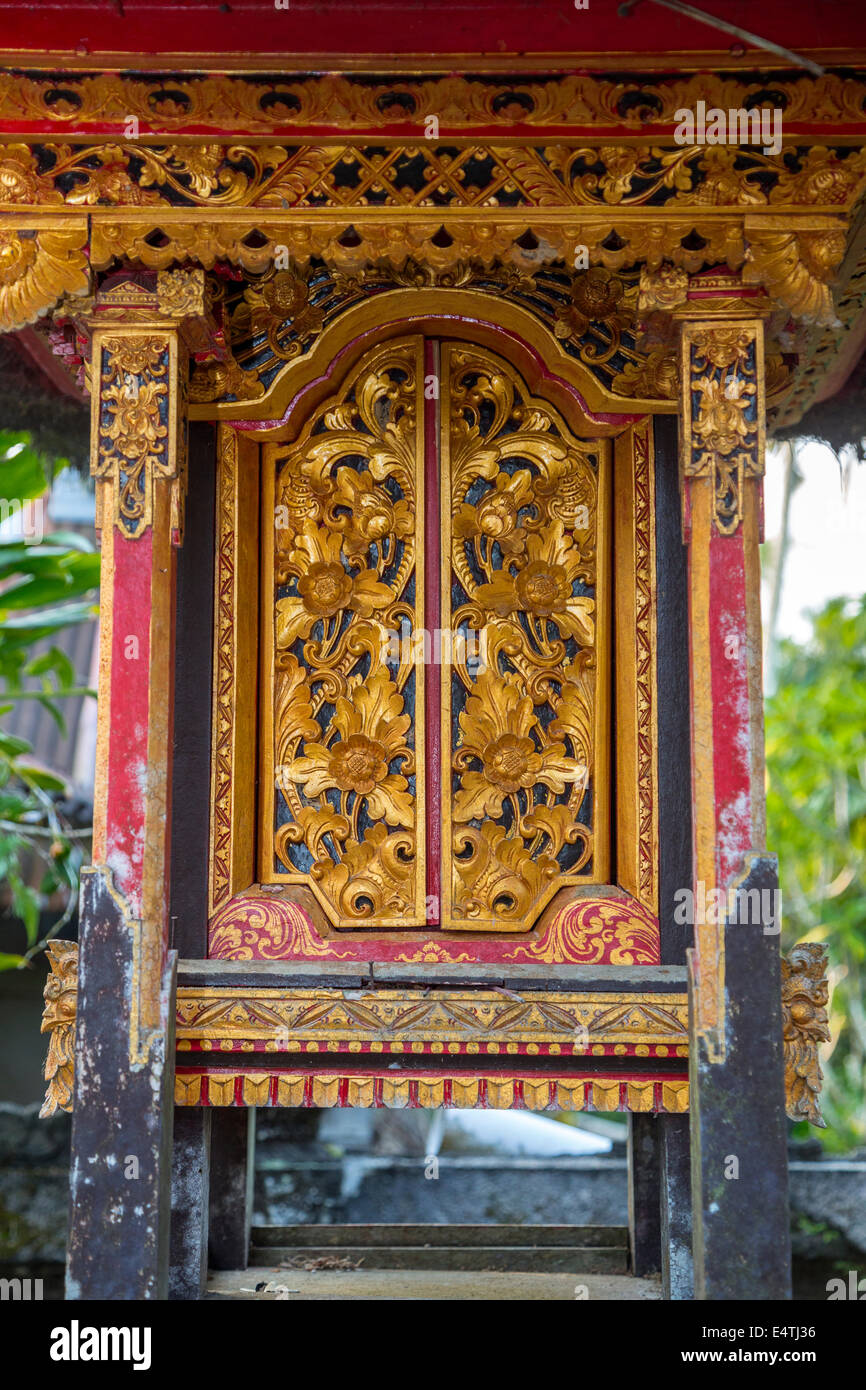 Bali, Indonesien.  Türen zu einem Schrein, ein Vorfahre in einer hinduistischen Balinesen Dorf Familie noch verstärken. Stockfoto