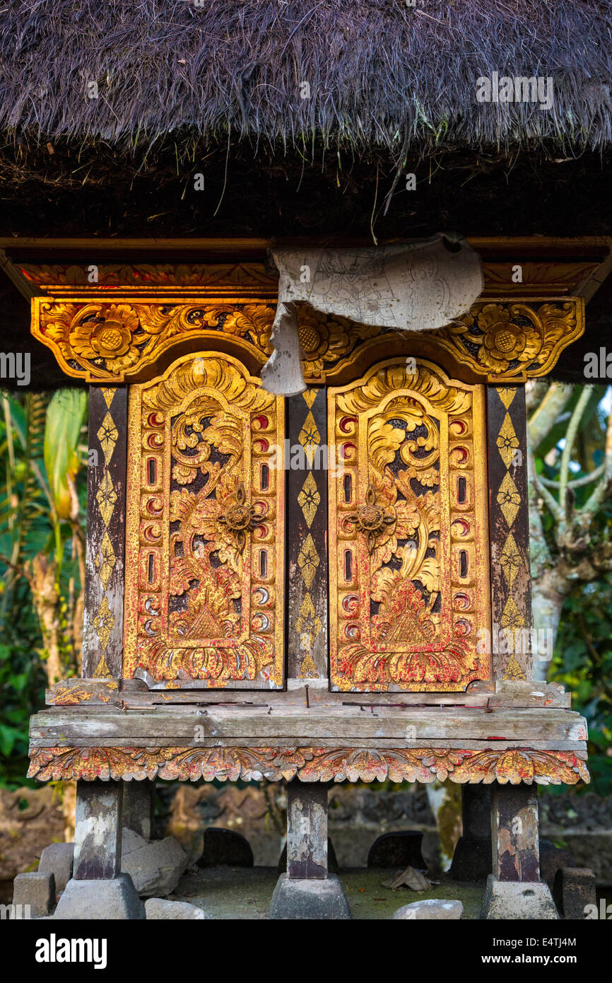 Bali, Indonesien.  Türen zum Schrein, ein Vorfahre in einer hinduistischen Balinesen Dorf Familie noch verstärken. Stockfoto