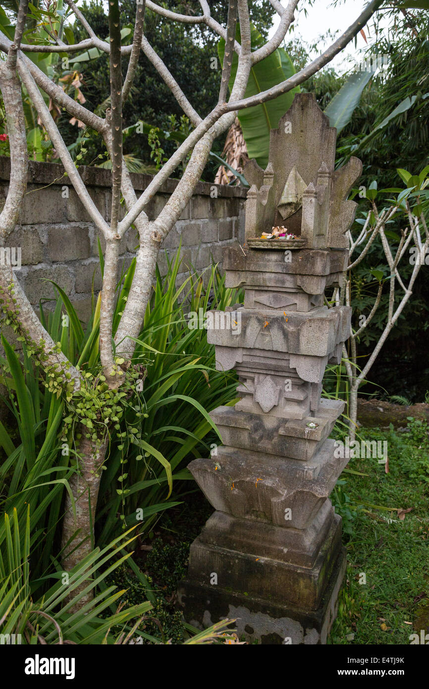 Bali, Indonesien.  Angebot (Canang) in einem Schrein zu Ehren der Vorfahren. Stockfoto Bali, Indonesien.  Angebot (Canang) in einem Schrein zu Ehren der Vorfahren. Stockfoto